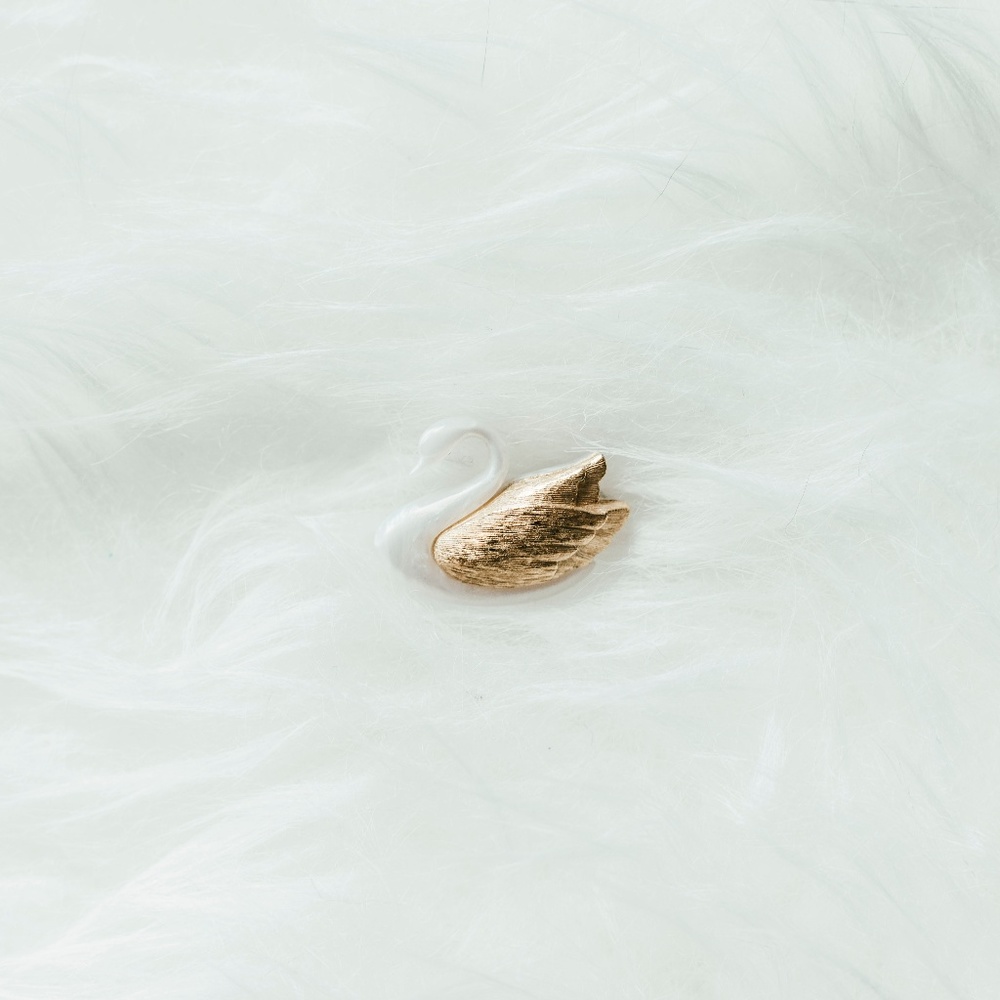 V I N T A G E  avon swan brooch